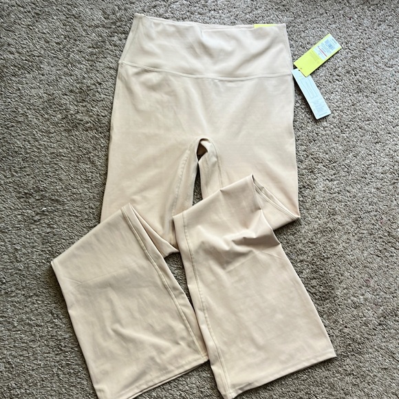 New Women's Ultra High Rise Flare Legging. Size L - Picture 1 of 3